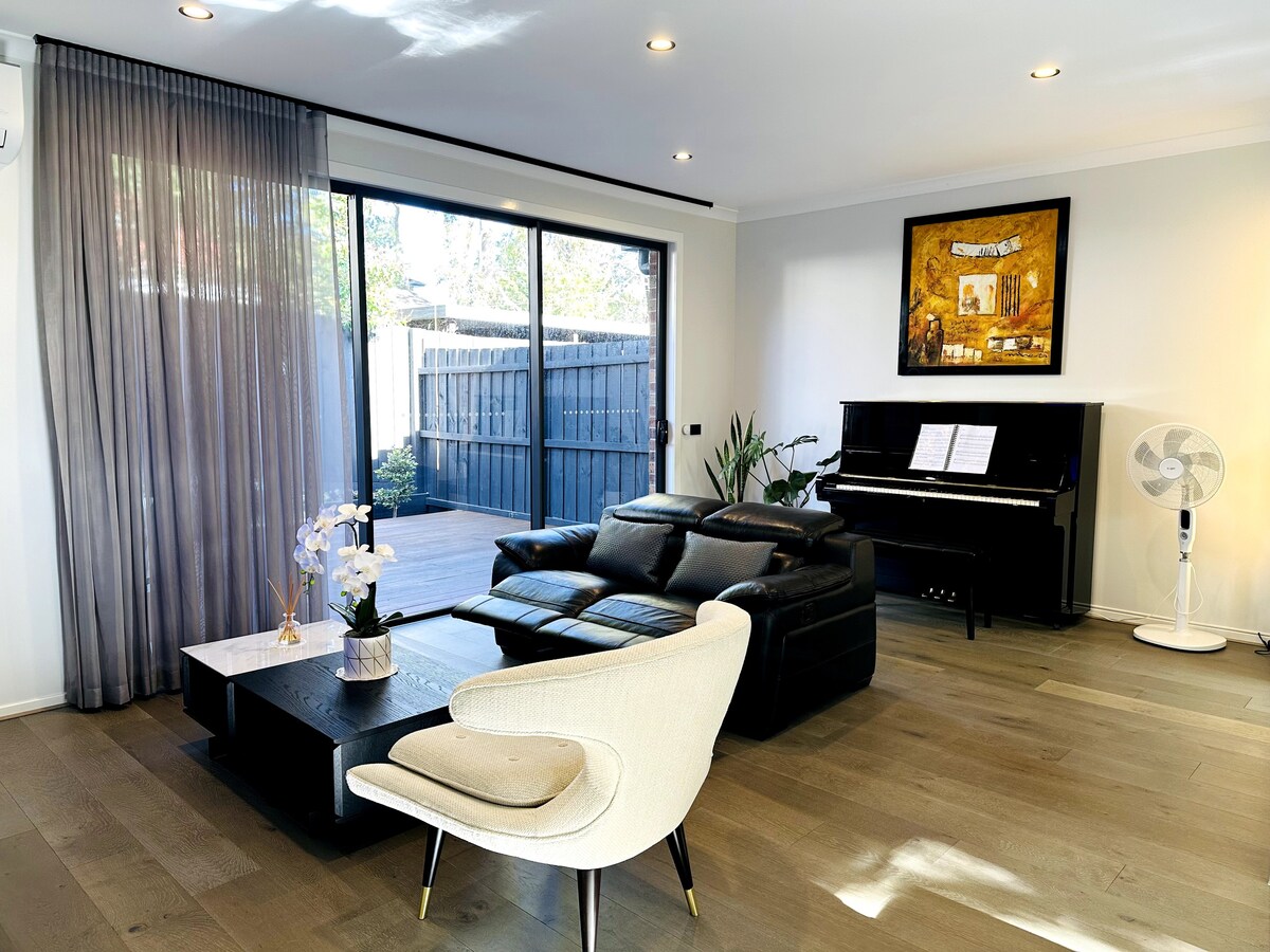 Modern, Luxury home near Chadstone with Internet