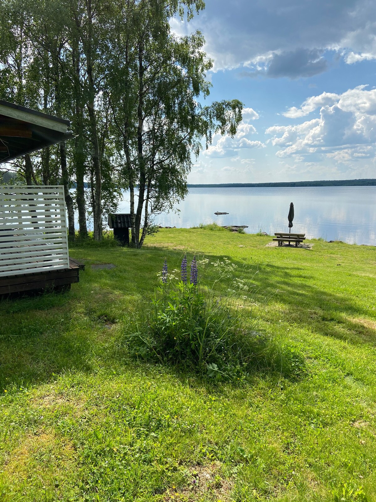 Pieni mökki omalla rannalla