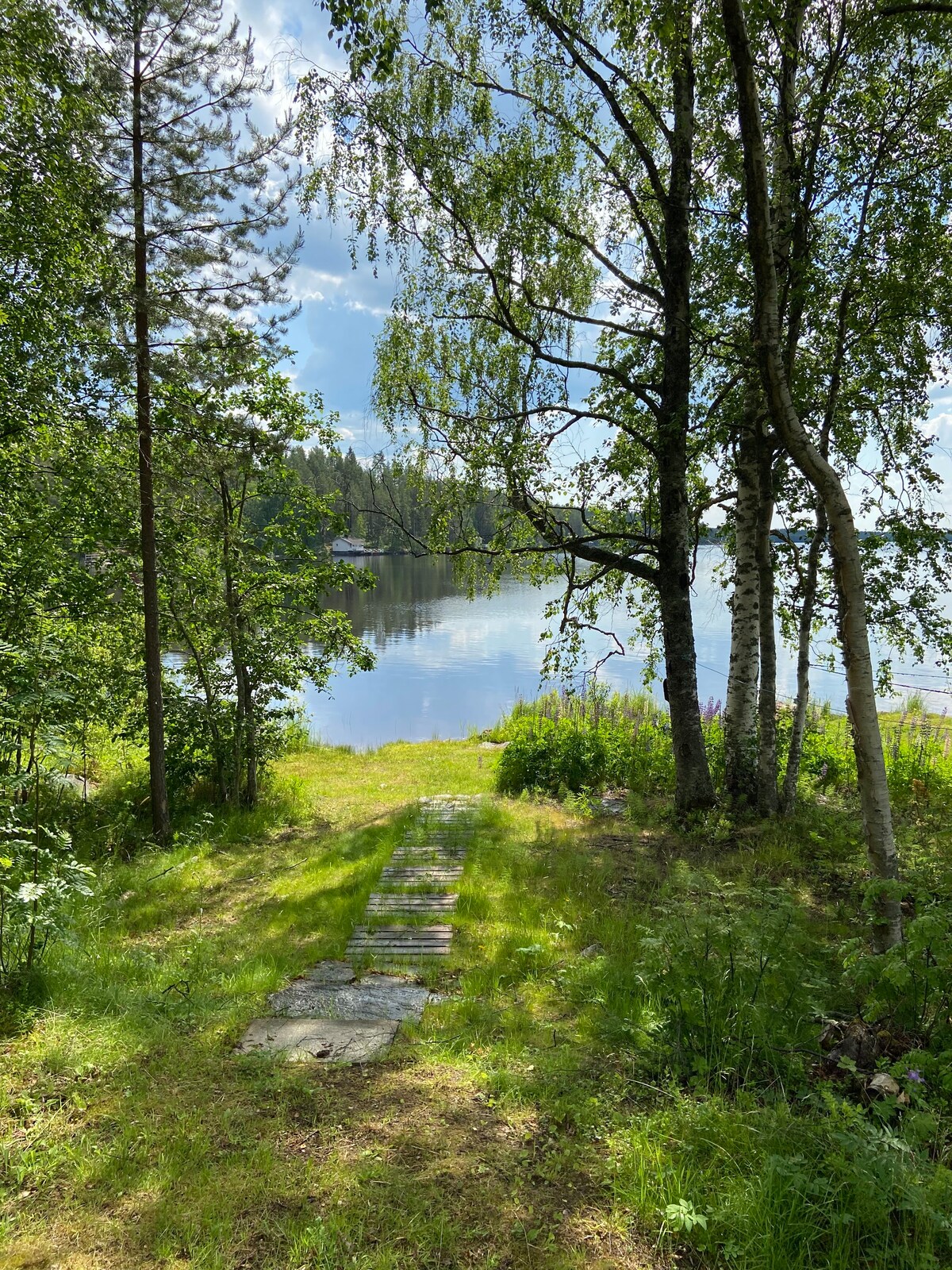 Pieni mökki omalla rannalla