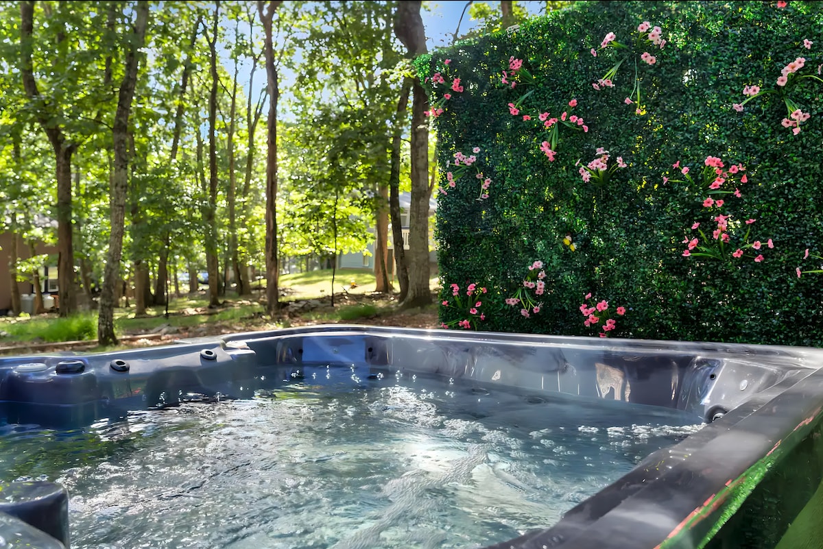 Hot Tub, Fire Pit, Game Room! Modern Poconos Cabin