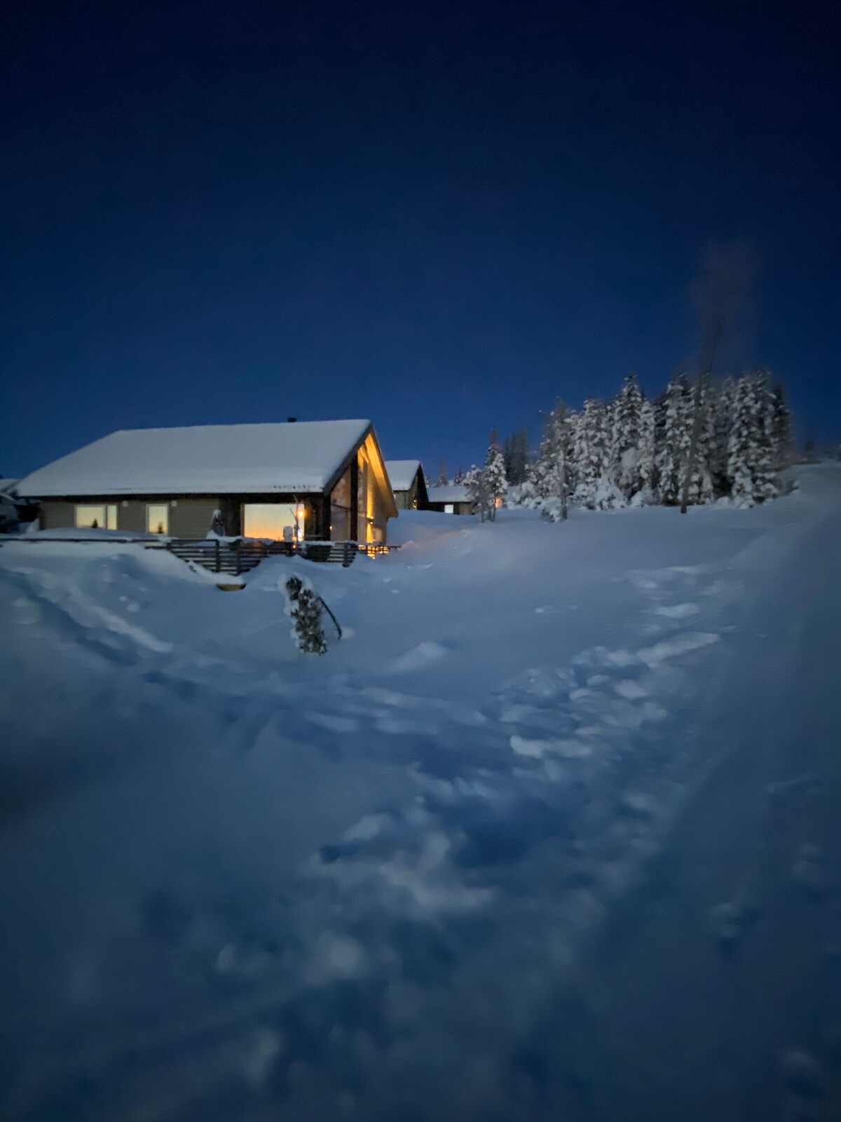 Hjemmekoselig hytte på Sjusjøen rett ved skisporet