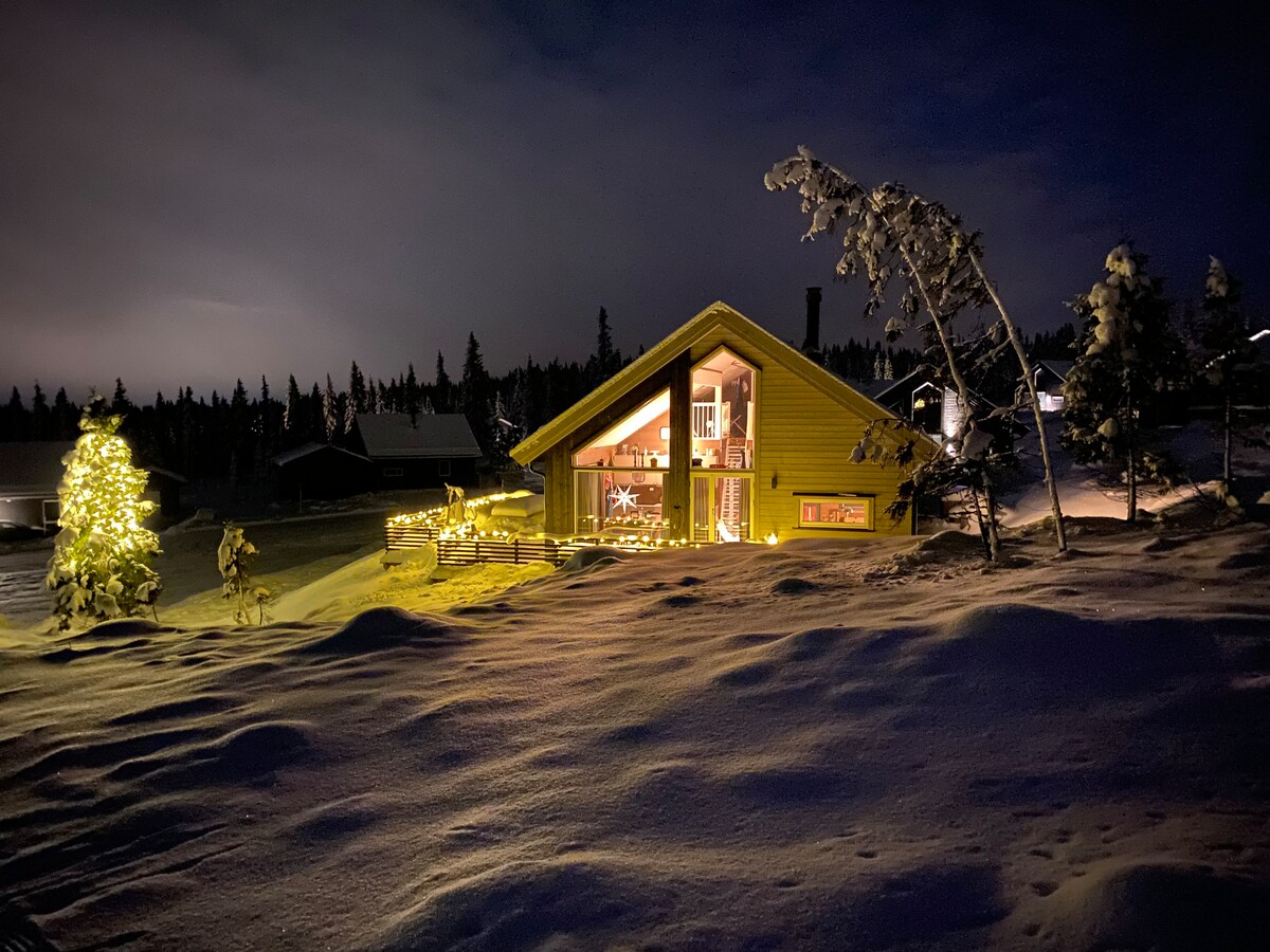 Hjemmekoselig hytte på Sjusjøen rett ved skisporet