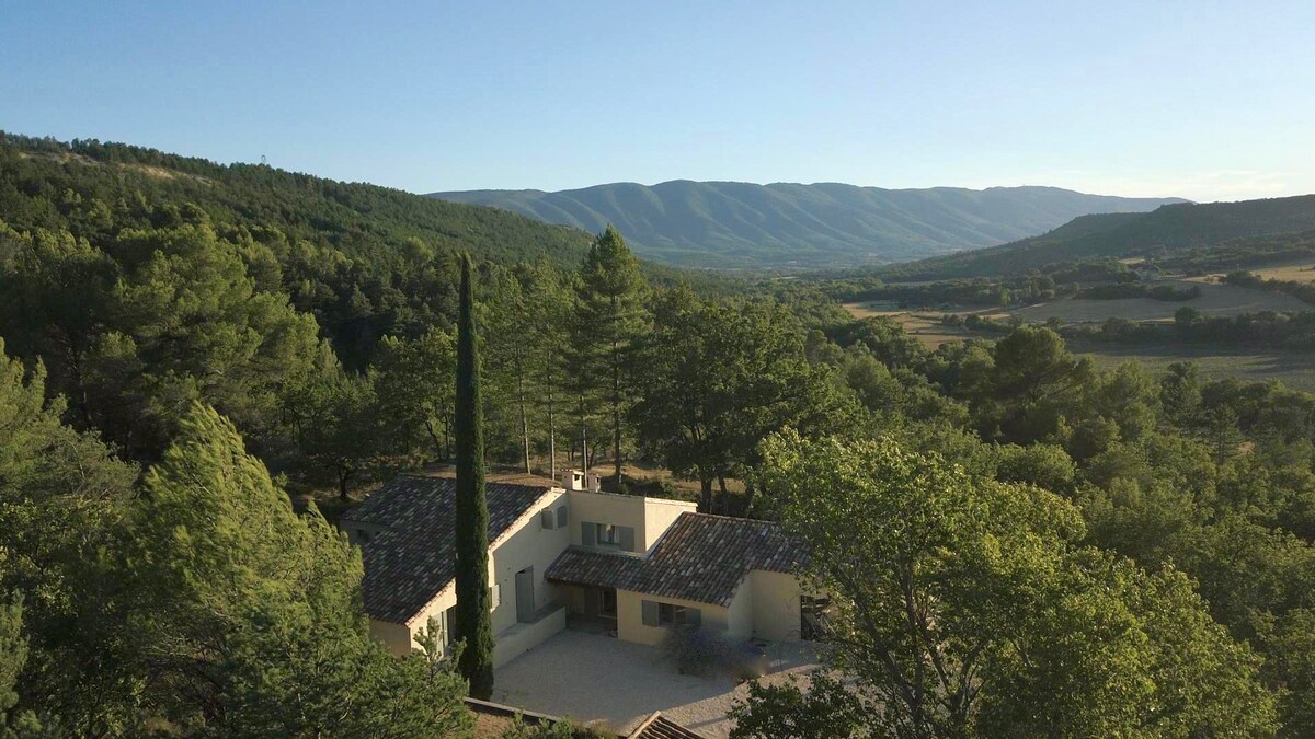 Maison familiale avec vues, piscine et tennis