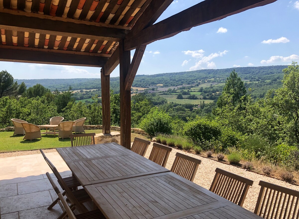 Maison familiale avec vues, piscine et tennis