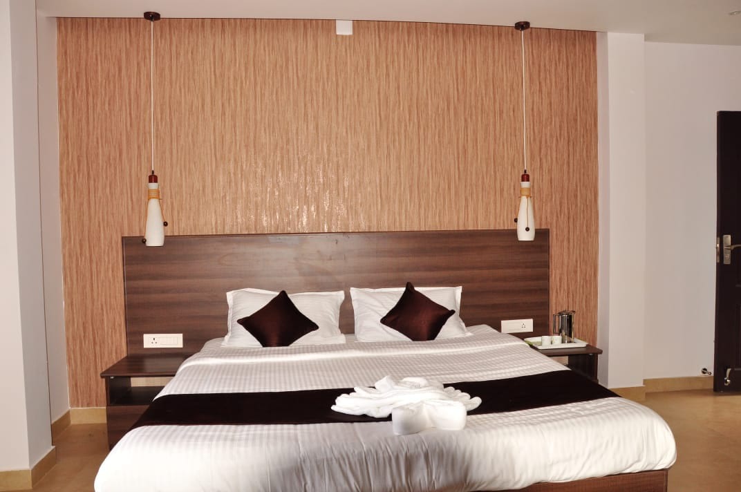 Vanam Holidays Inn-Premium客房，您可以一览山景