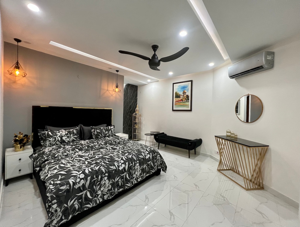 Chic Noir 1-BR Apt in Gulberg