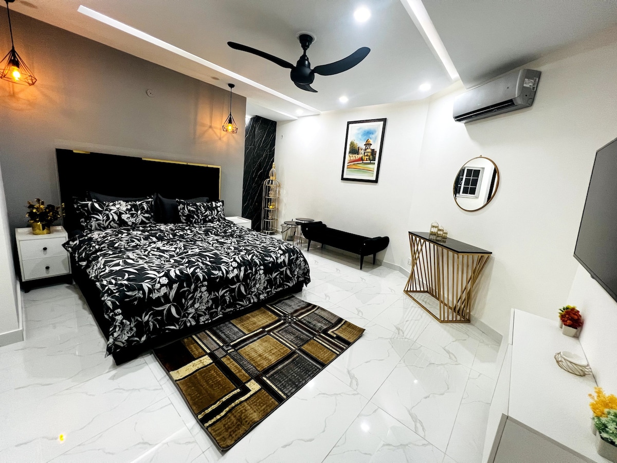 Chic Noir 1-BR Apt in Gulberg