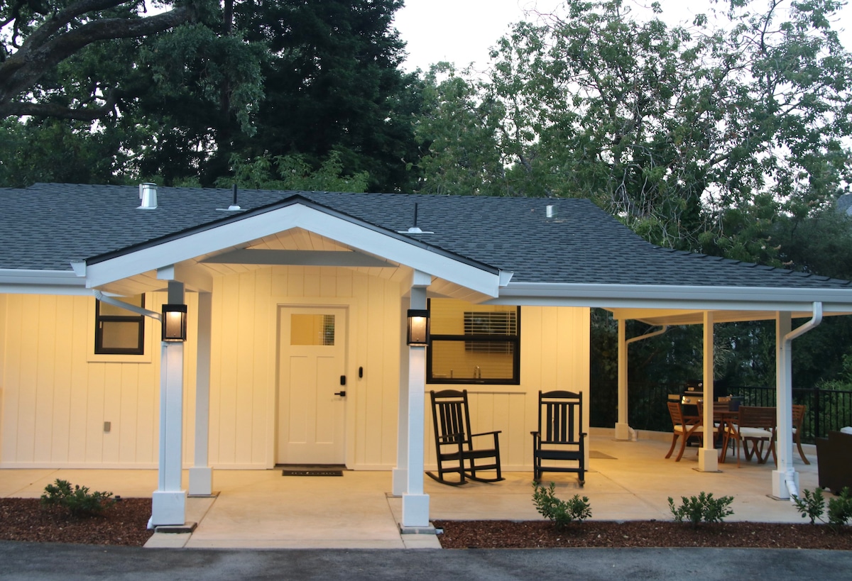 New, Secluded Tiny Home on a creek with a fire pit