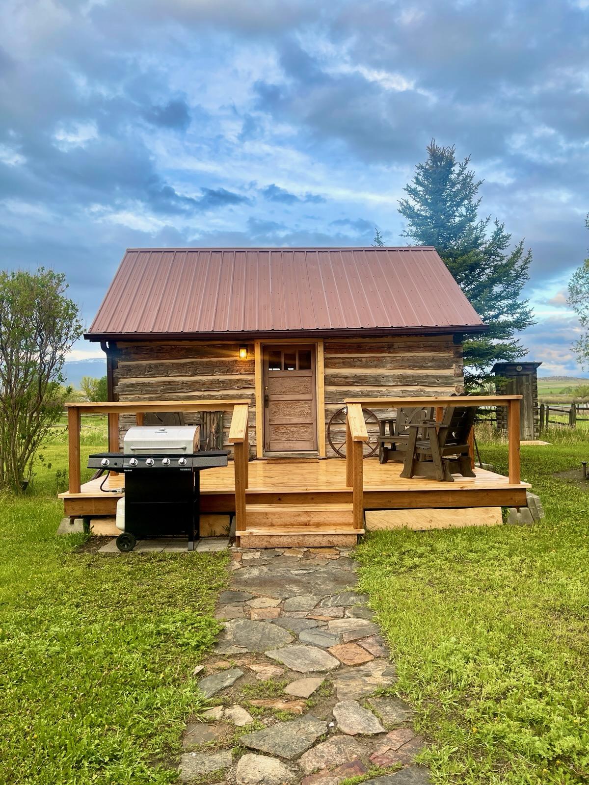 Earl's Cabin-Quiet 1930s hand hewn log cabin