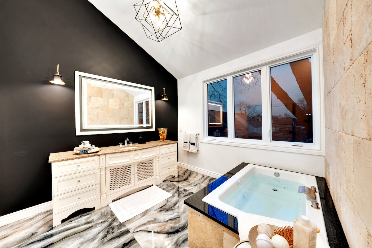 Lavish Mansion: Jacuzzi Suite, Elegant Interior