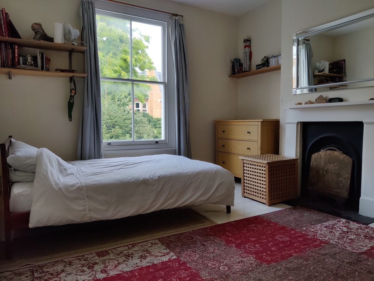Lovely Double Room in Funky Flat Share
