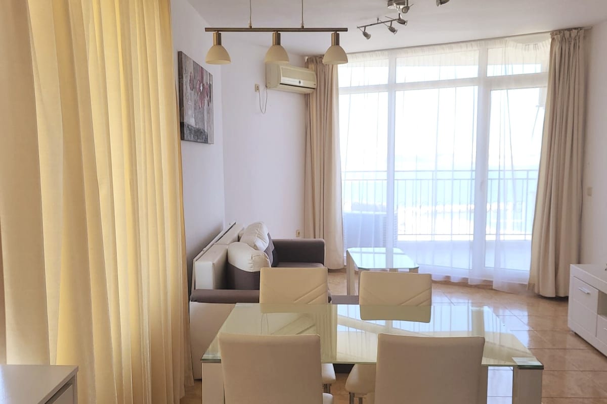 Spacious apartment with sea view in Midia Resort