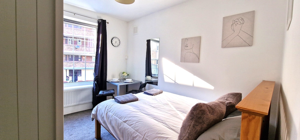 Double Room * Central London * Fast Wi-Fi (Mom)