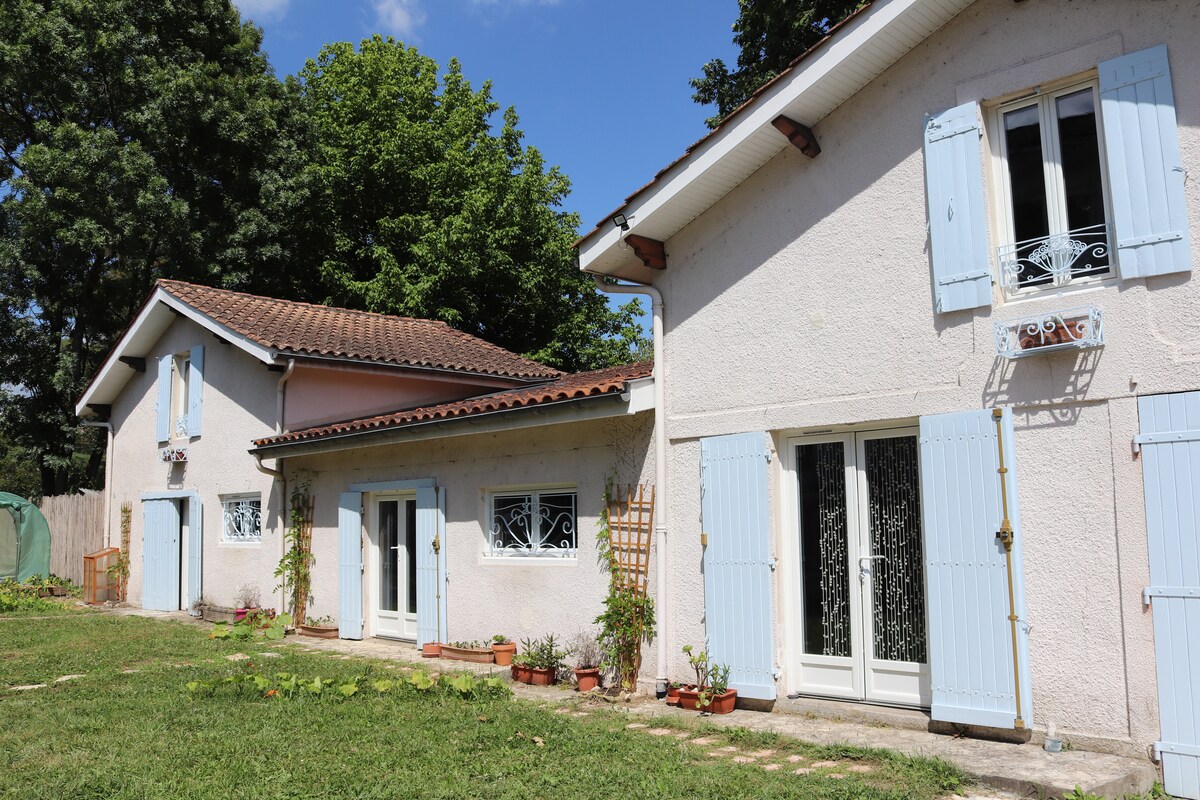 Gîte confortable avec terrasse - 20 min St Emilion