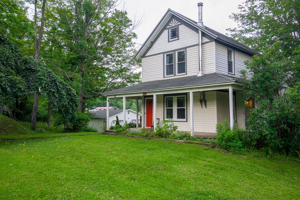 Charming 3-BR Farmhouse 10-min to Hunter