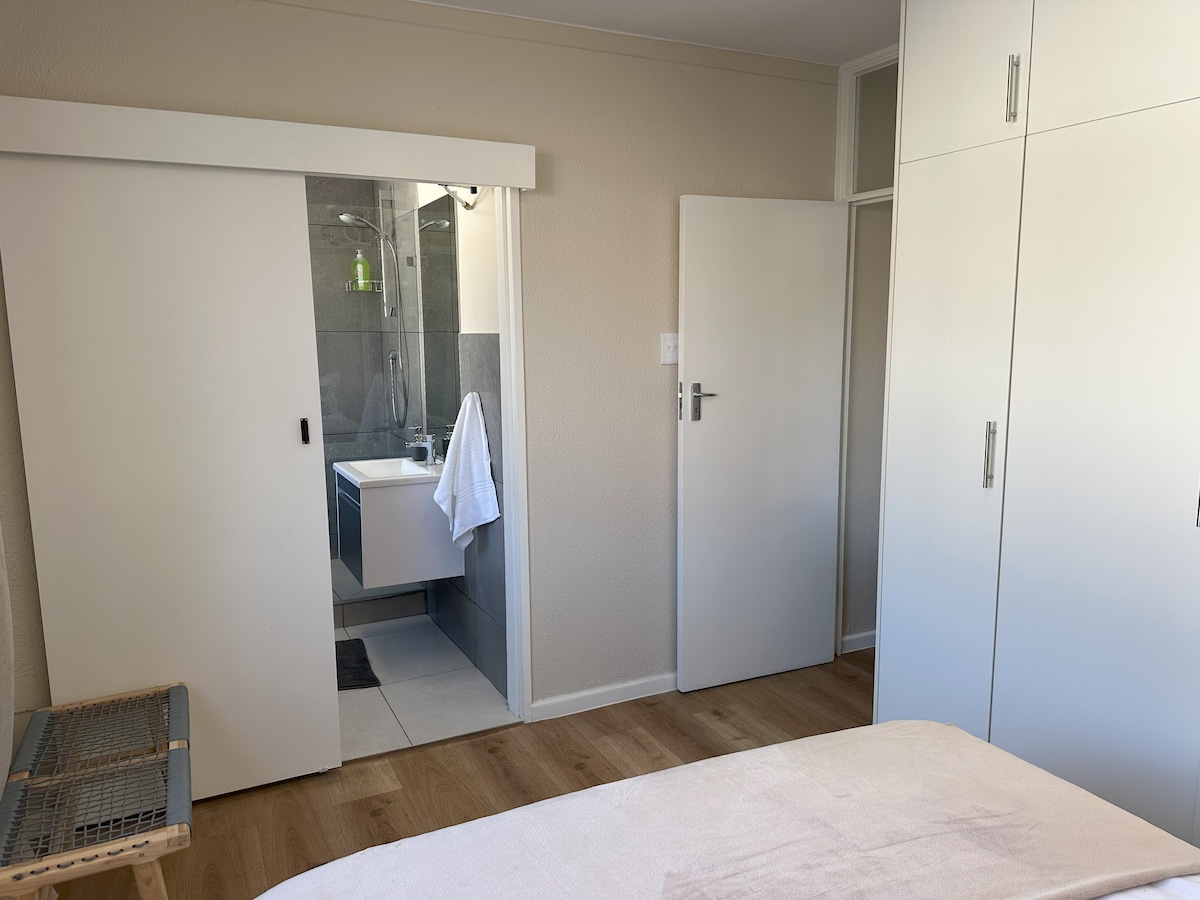 1 Bedroom Apartment Rondebosch - 105 Deauville