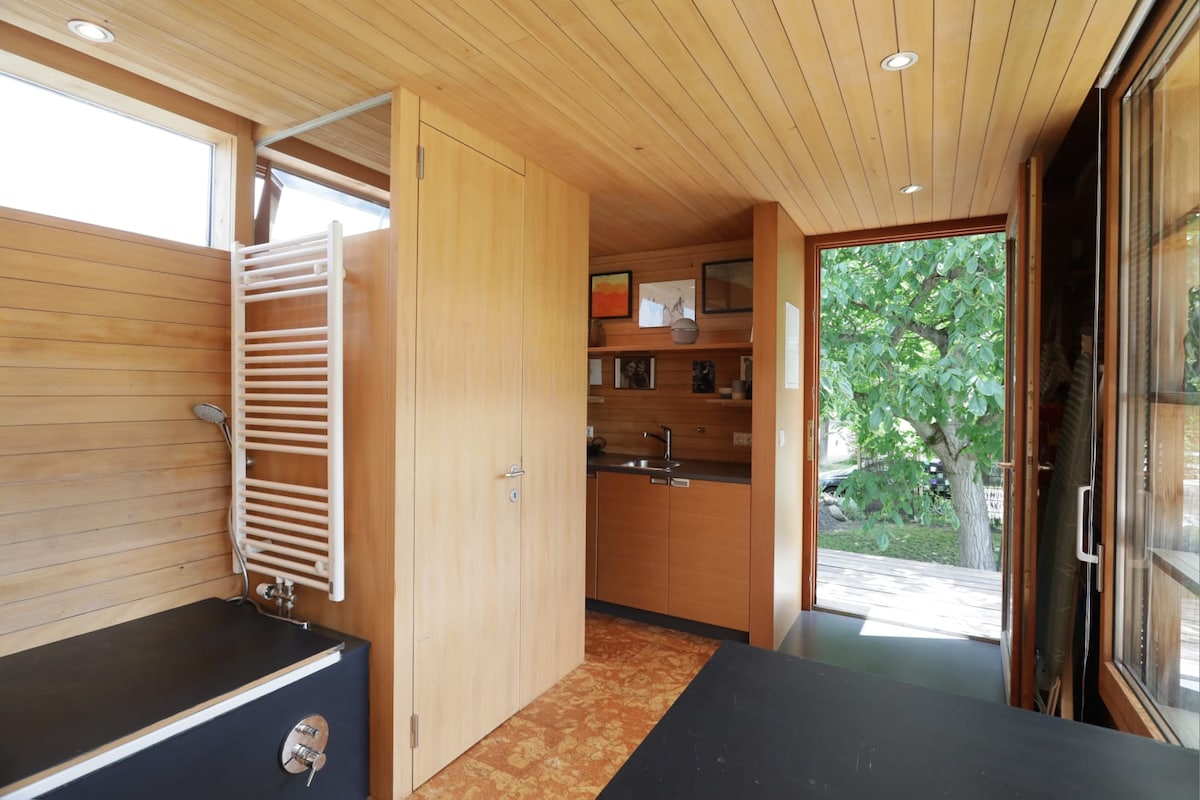 Tiny House unterm Nussbaum