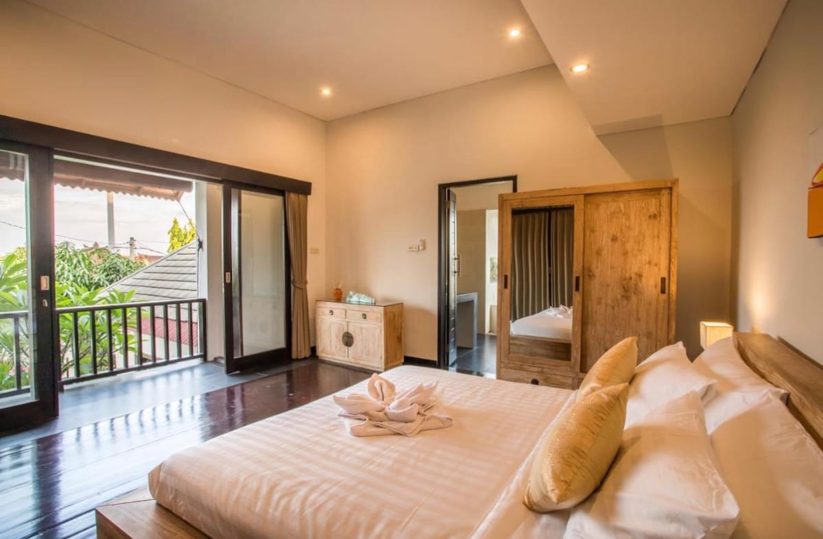 Individual enclosed villa Heart of Seminyak