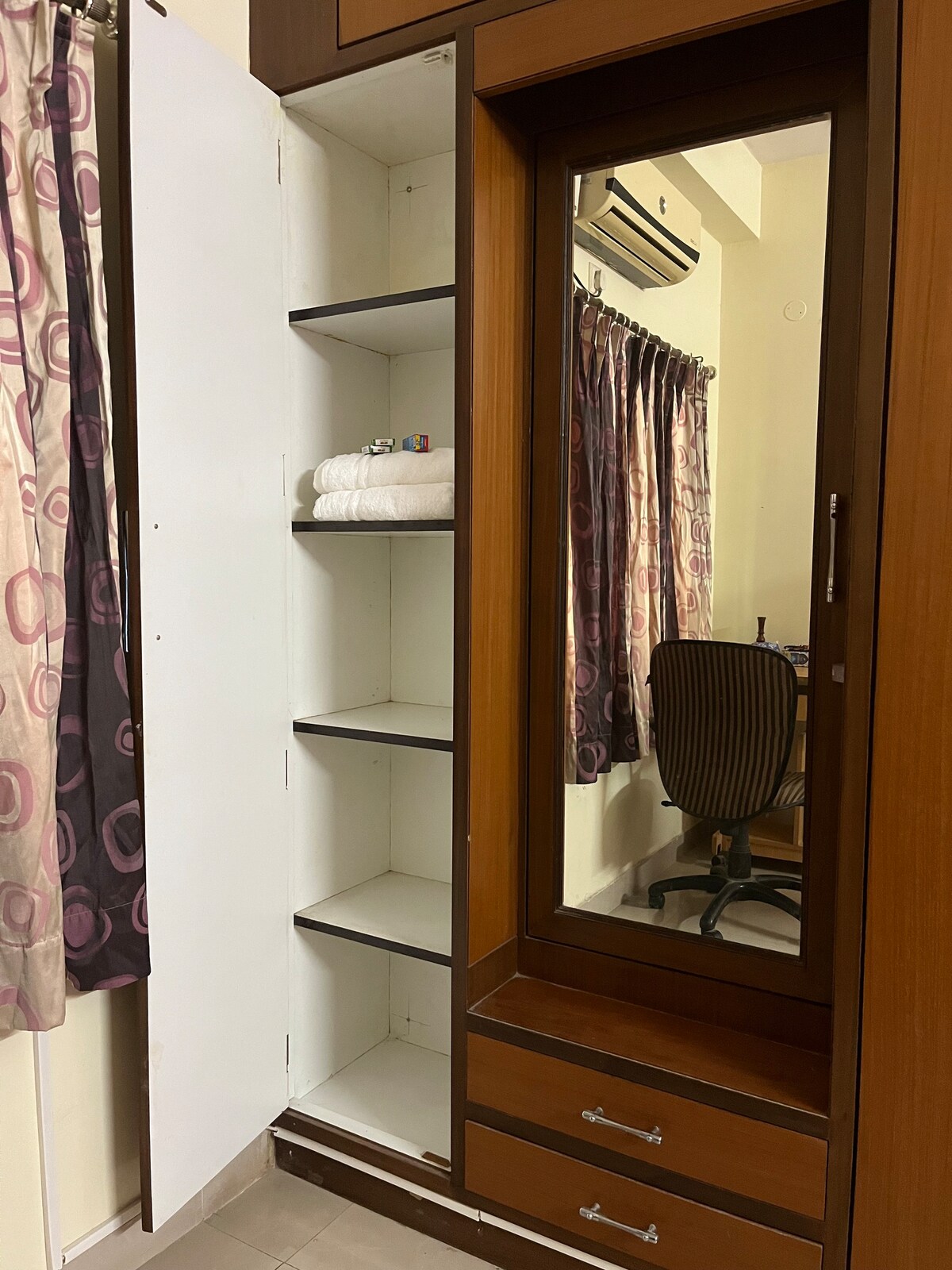1 room in a 3 bhk apartment with free space for TV