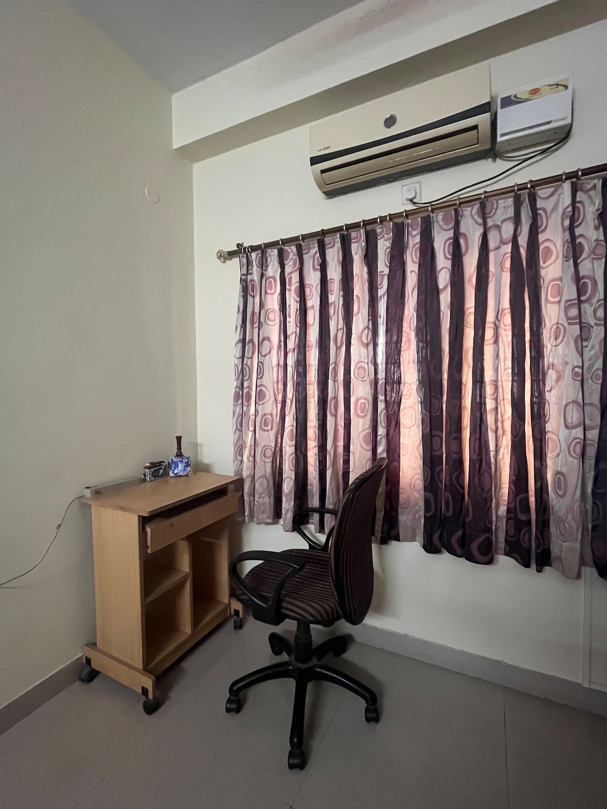 1 room in a 3 bhk apartment with free space for TV