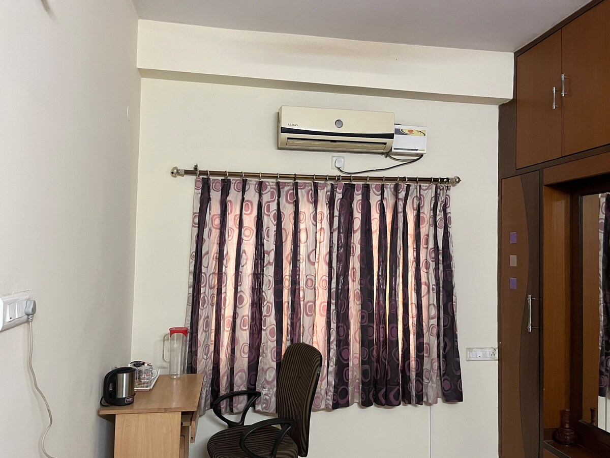 1 room in a 3 bhk apartment with free space for TV