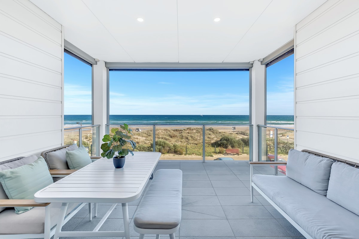 Moana Wave: A Marvellous Beachfront Residence