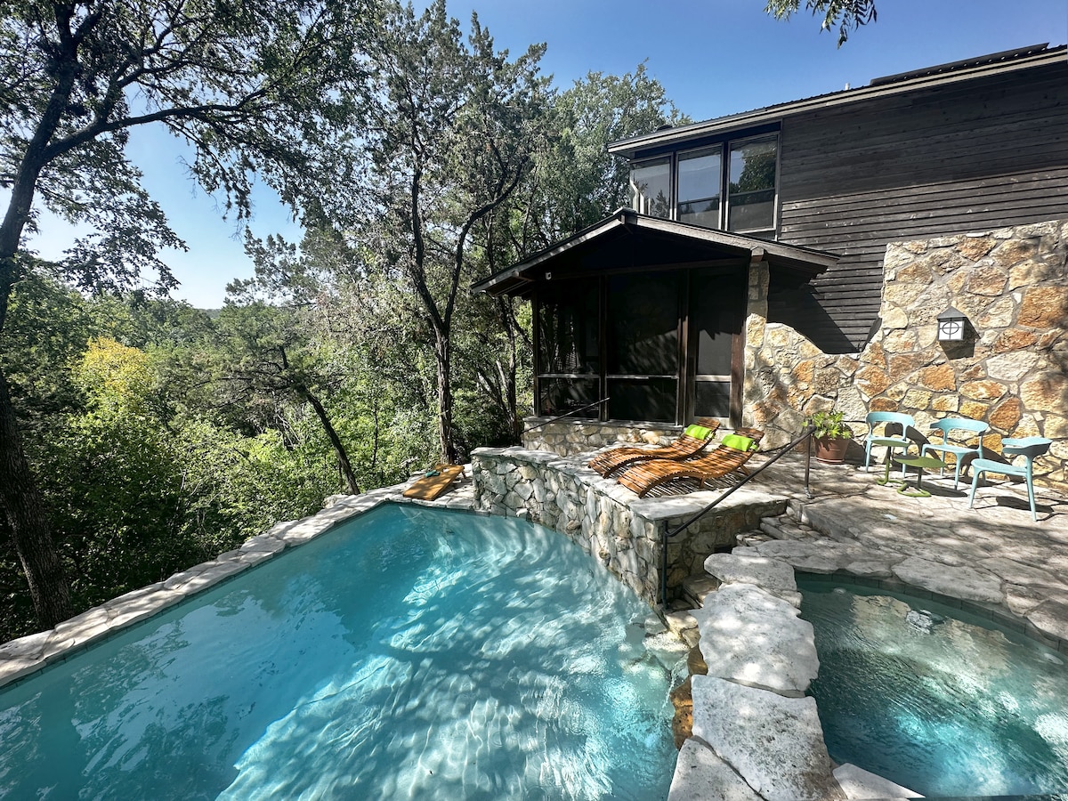 City Retreat in the Trees * Chef's kitchen & Pool