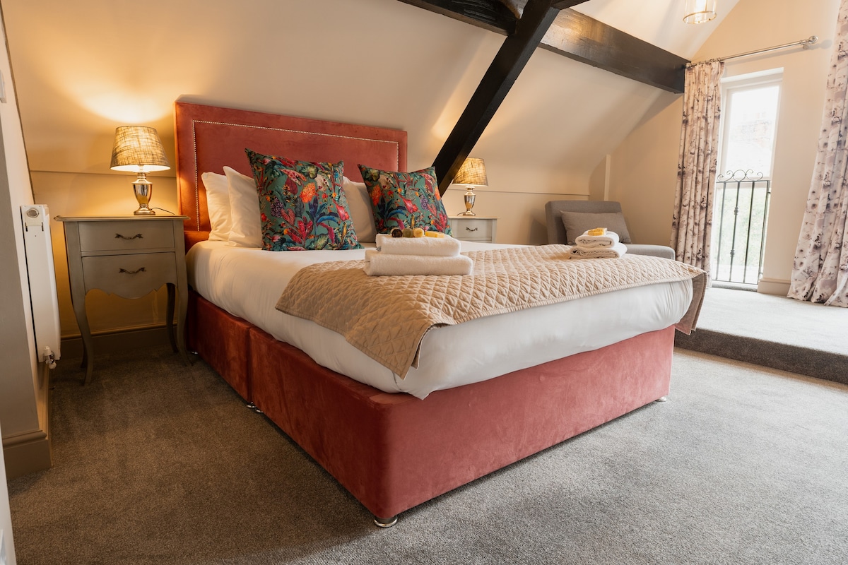 Spacious and stylish accommodation - sleeps 15