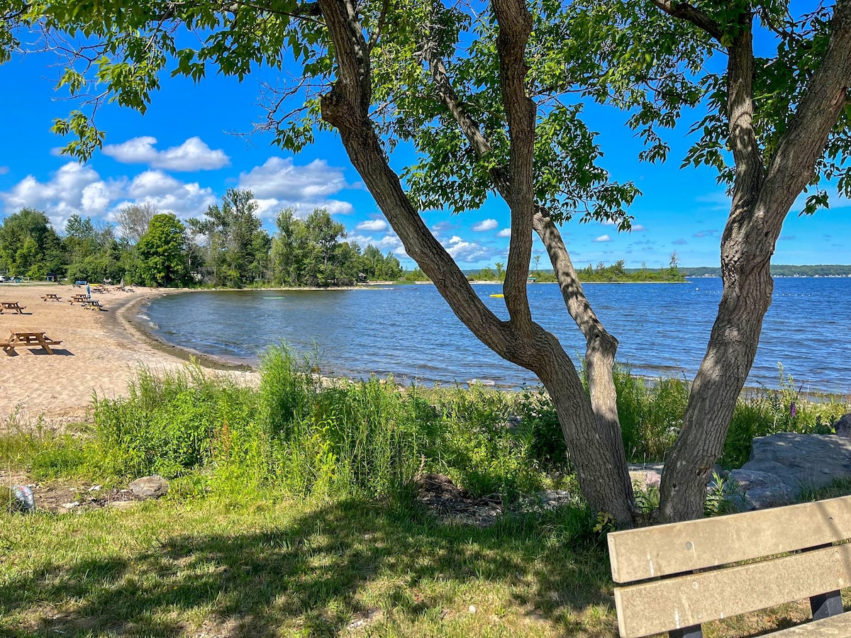 Lakeside Retreat: Steps to Sandy Beach