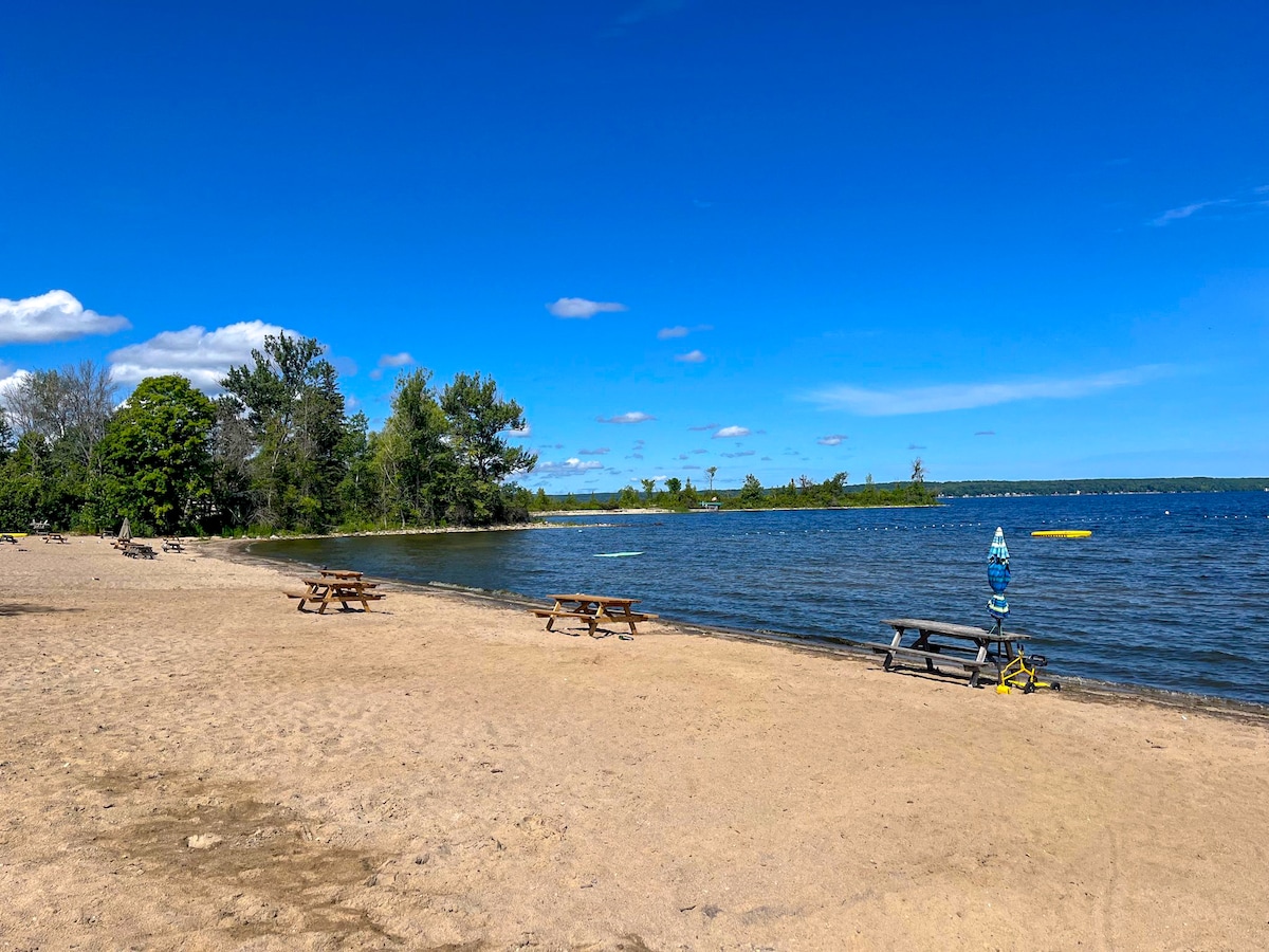 Lakeside Retreat: Steps to Sandy Beach