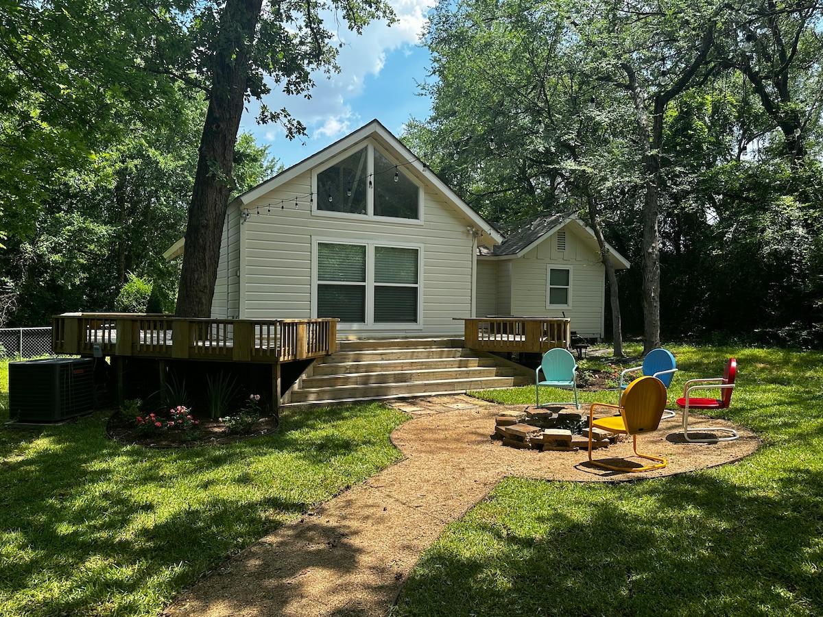 3 Miles to TAMU Campus - Hidden Farmhouse Getaway!