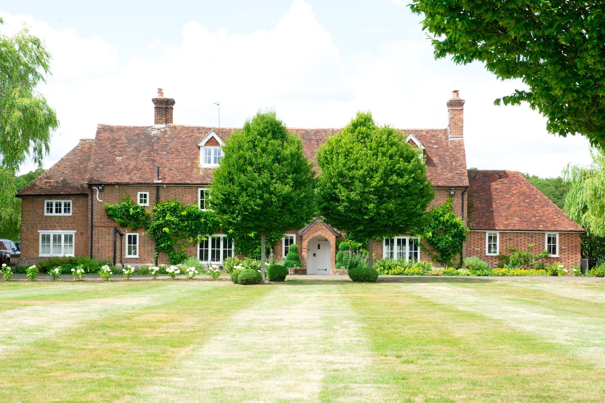 Country Manor House with heated pool, tennis & gym