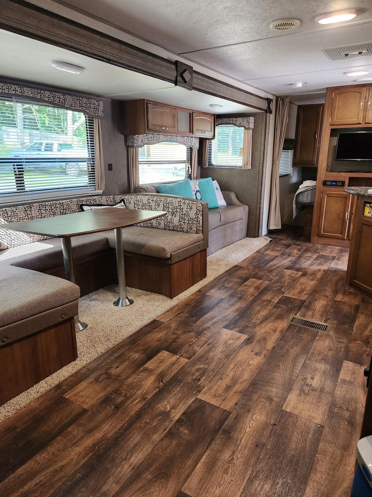 Beautiful & spacious 31' camper