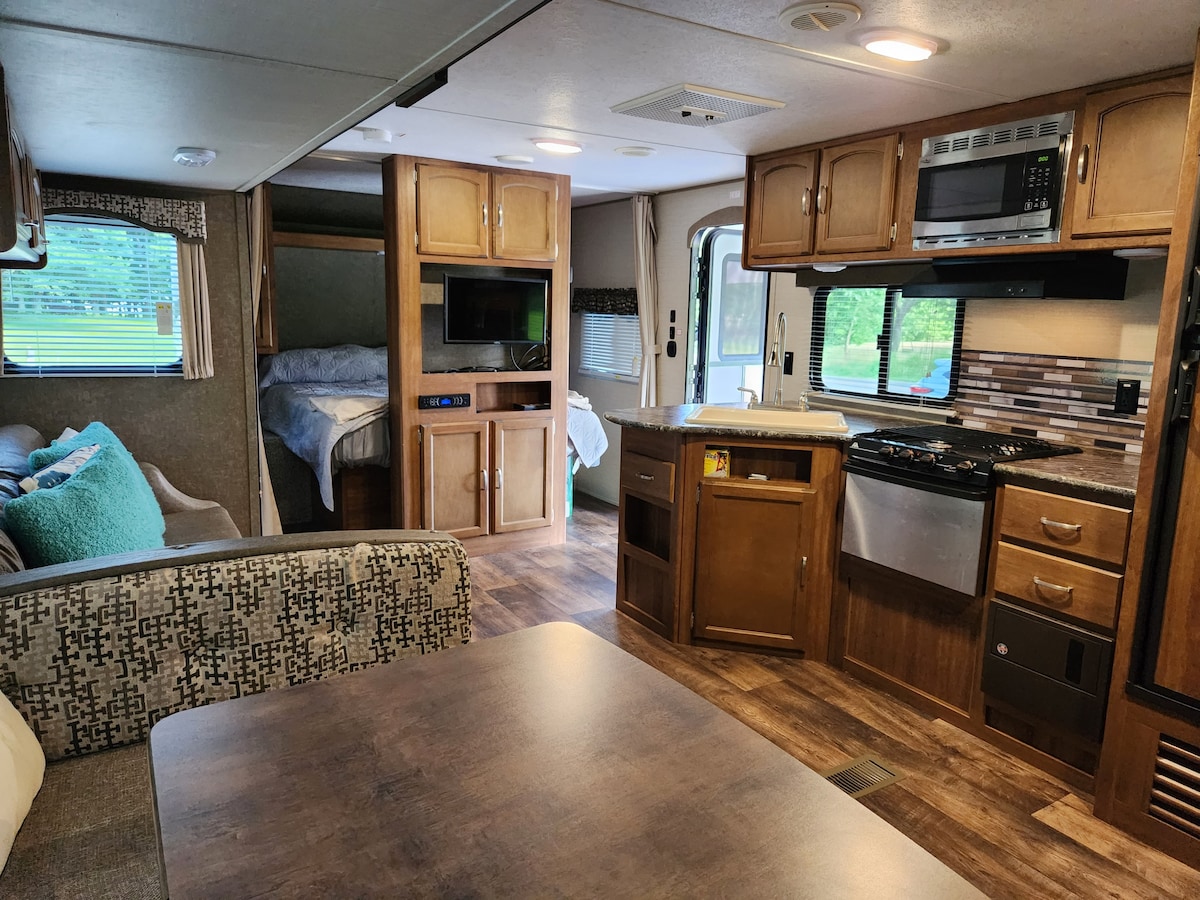 Beautiful & spacious 31' camper