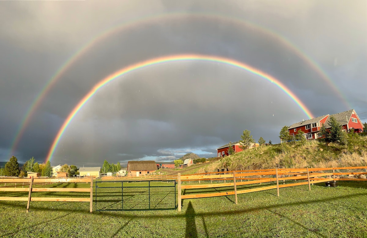 Serenity Mini Farm Retreat w/amazing view