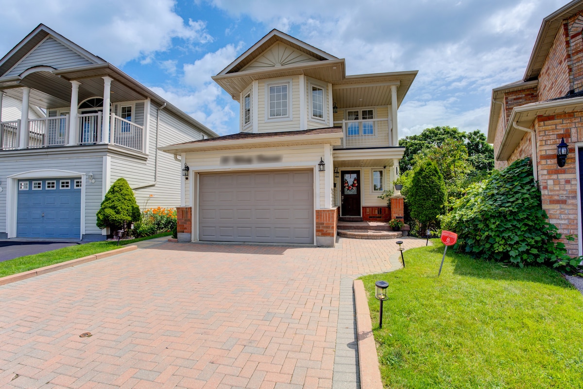 Detach home on Luxury Ravine Lot