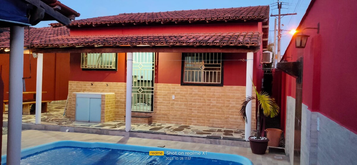 Casa com piscina e próxima ao centro da cidade .