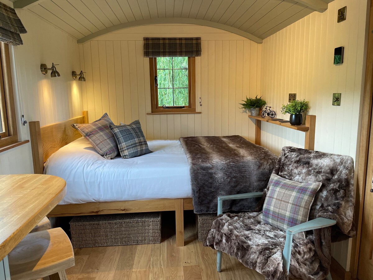 Luxury Shepherds Hut, Under Cover Hot Tub, S/C