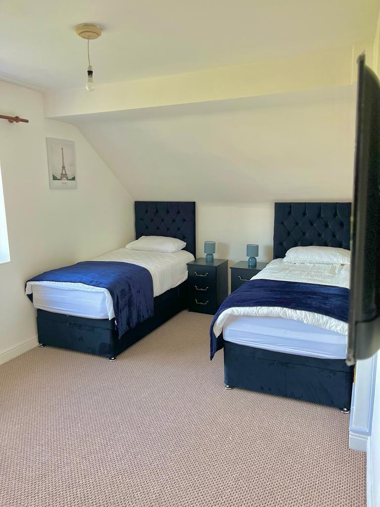 Altrincham House - Single beds