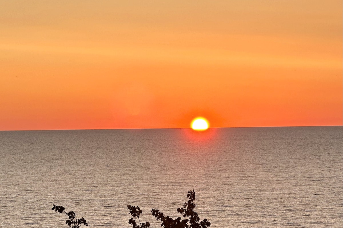 Beach house on the Lake with hot tub, Bayfield ON