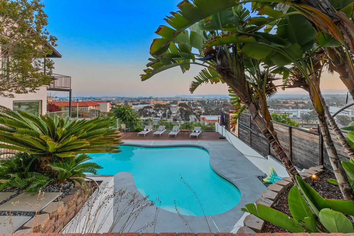 Heated Pool|Jacuzzi|King Bed|City Views|Chic Decor