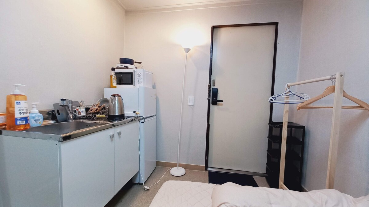 Boramae站1分钟舒适的单间公寓，配备全功能厨房