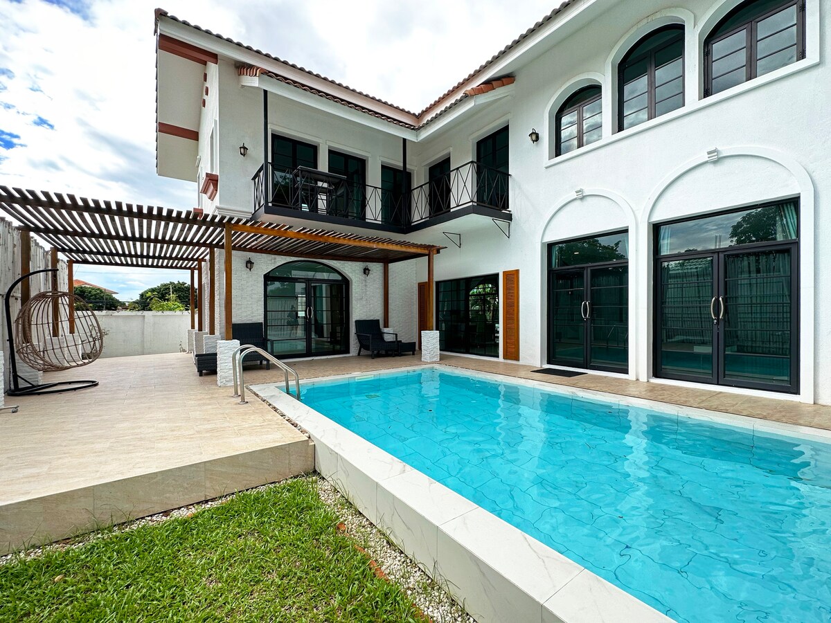 Pool villa near ChiangMai Airport 4 Bedrooms