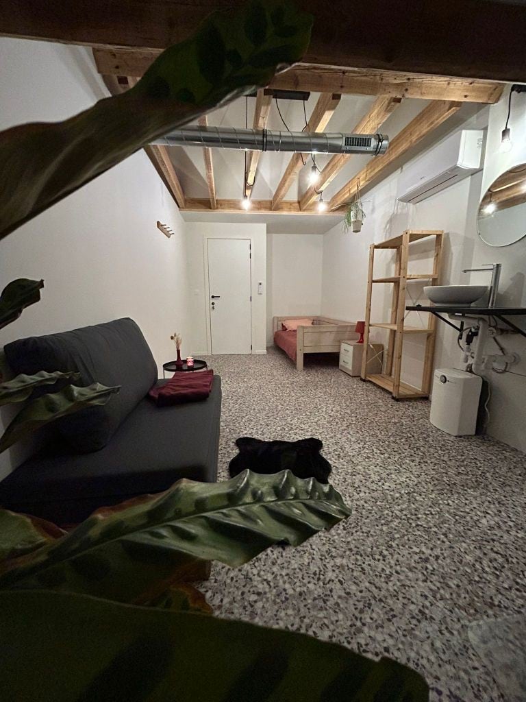 Single guestroom in Sint-Niklaas.