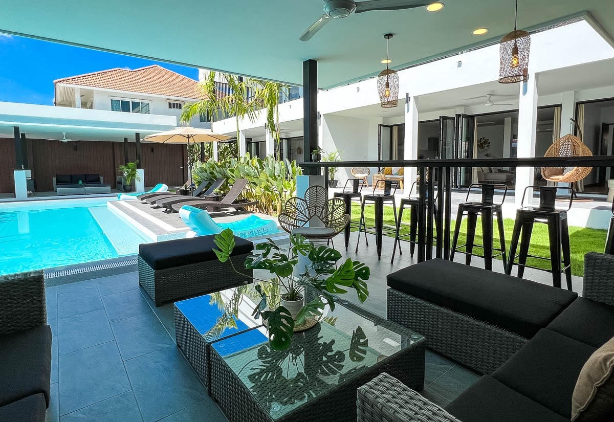 Lux & Spacious Pool Villa in Charming Neighborhood