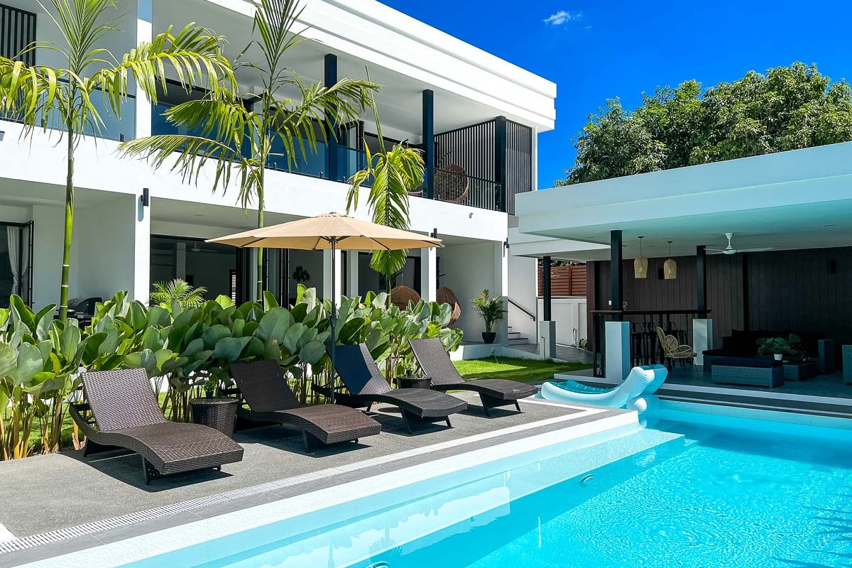 Lux & Spacious Pool Villa in Charming Neighborhood