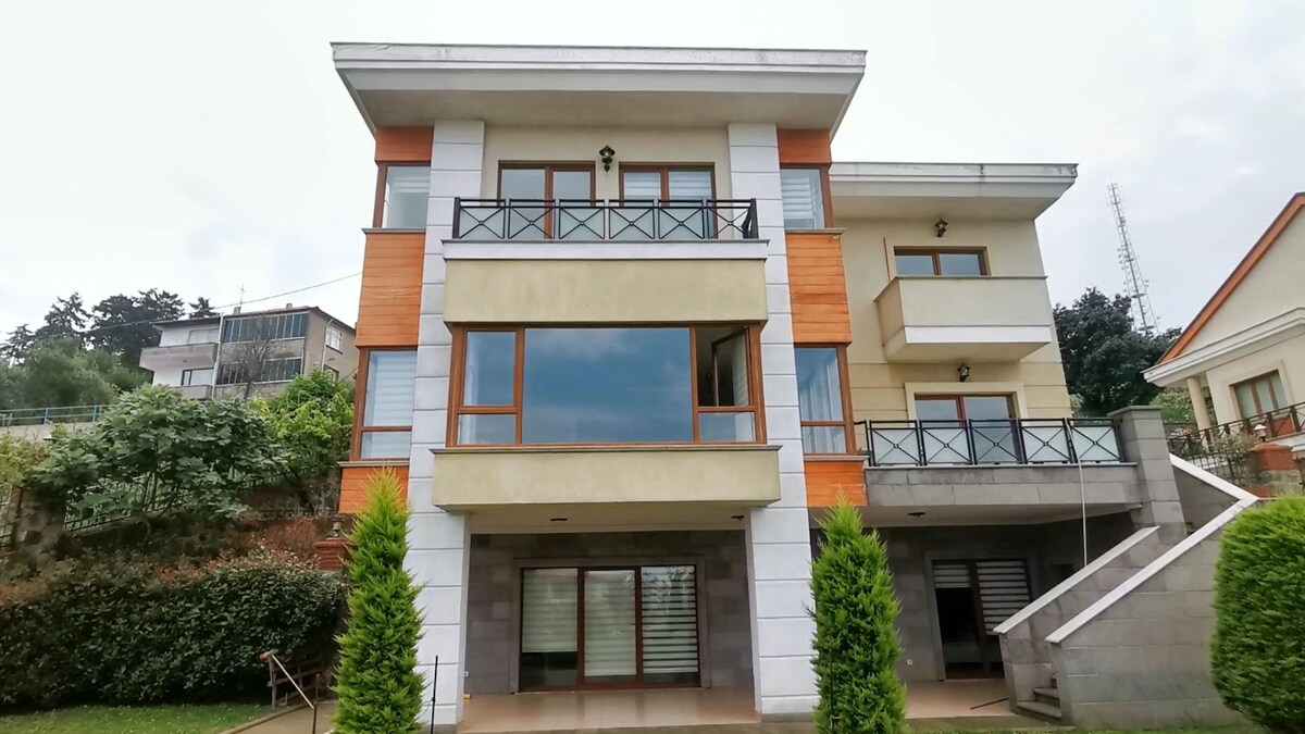 Triplex Villa. Central Location, Has Amazing View