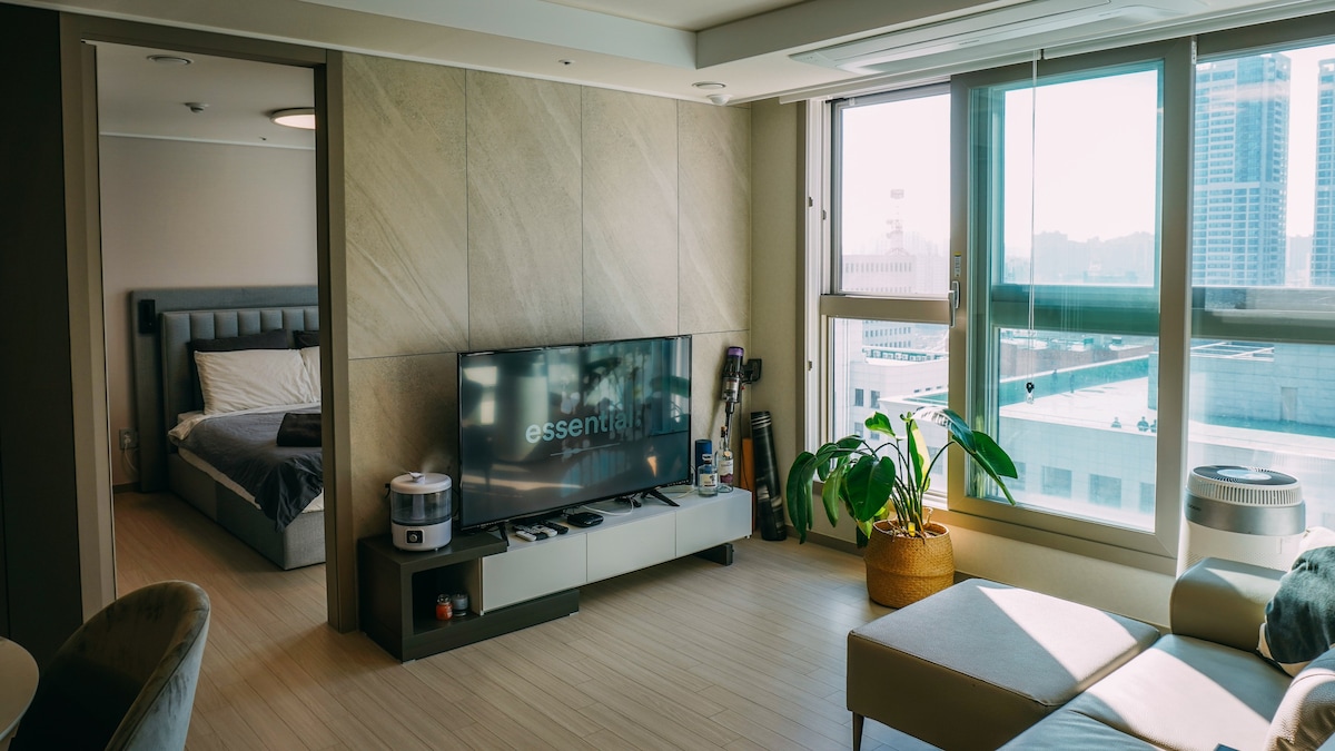 NEW High-floor Yeouido/IFC/Hyundai 2BD Apartment