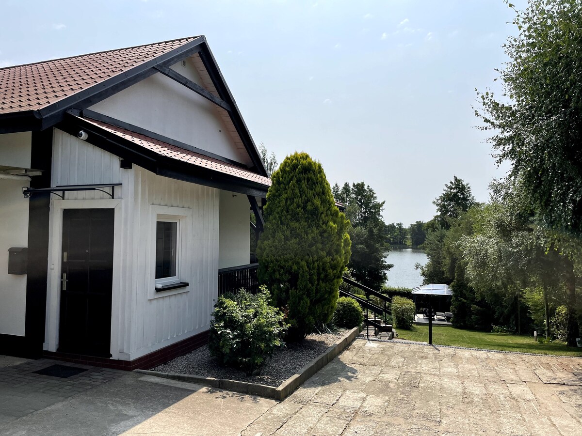 Relaxing Lake House