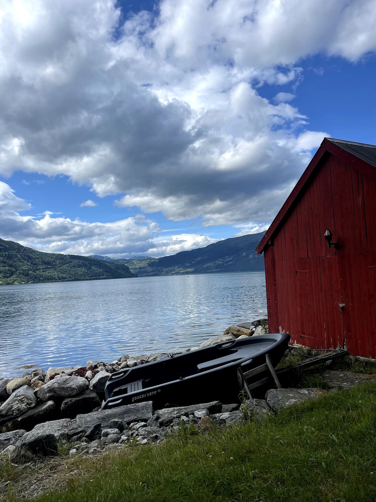 Sommerhytte ved sjøen